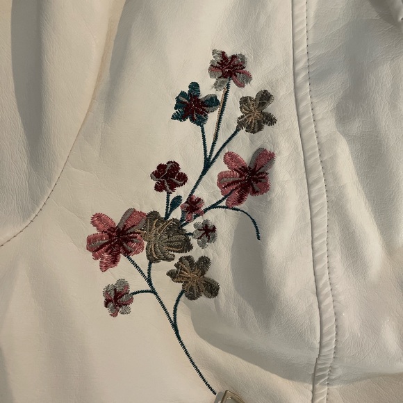 White faux leather jacket with embroidered flowers - Picture 4 of 4